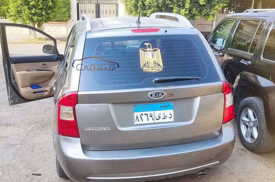 Carens Kia فضي