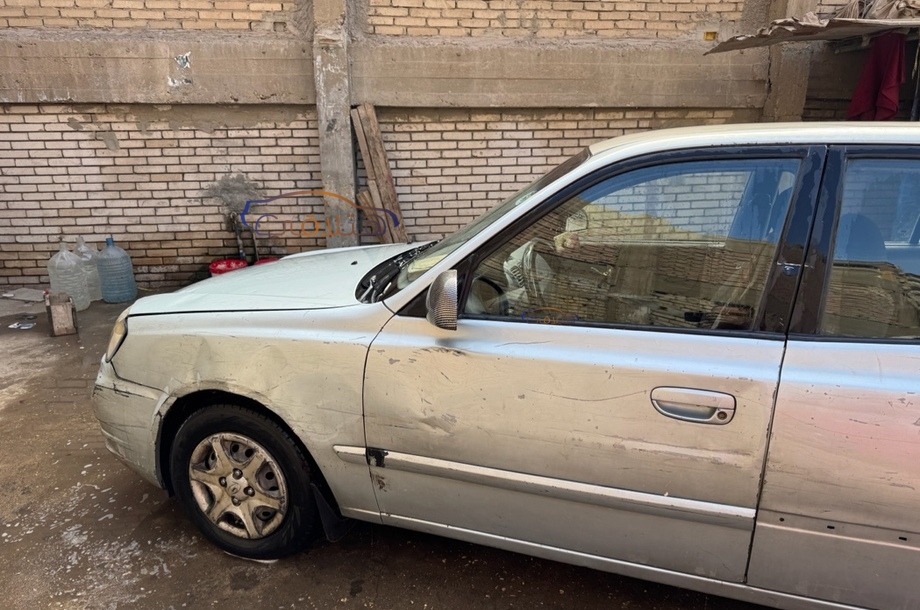 Verna Hyundai فضي