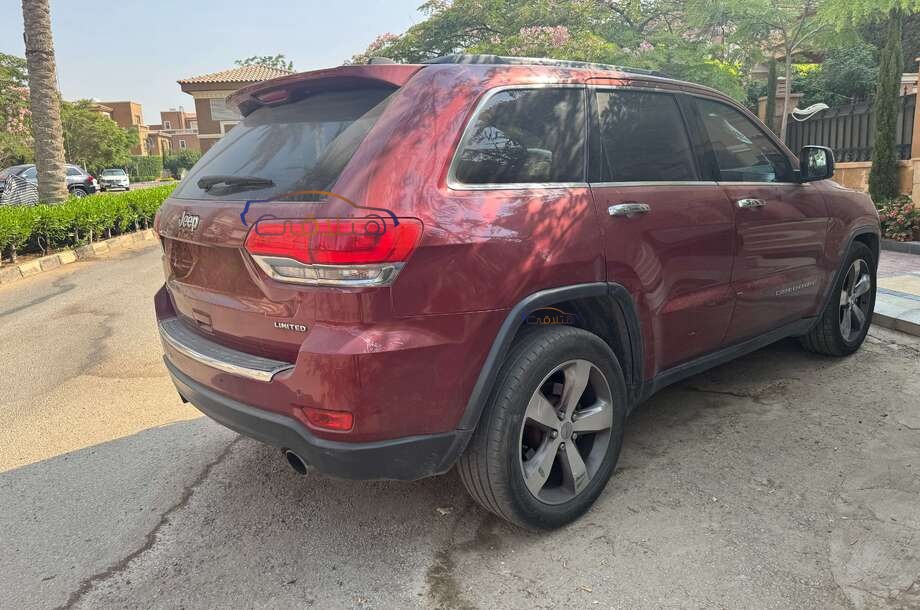 Grand Cherokee Jeep احمر غامق