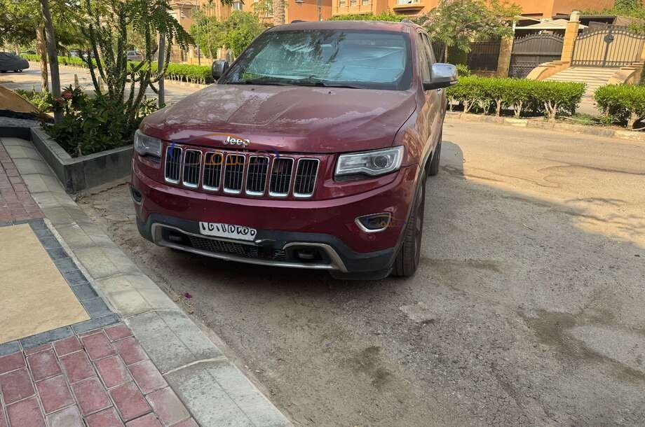 Grand Cherokee Jeep احمر غامق