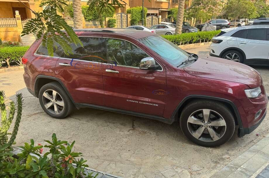 Grand Cherokee Jeep احمر غامق