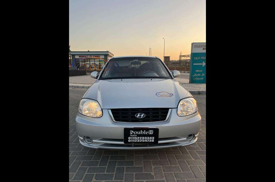 Verna Hyundai فضي