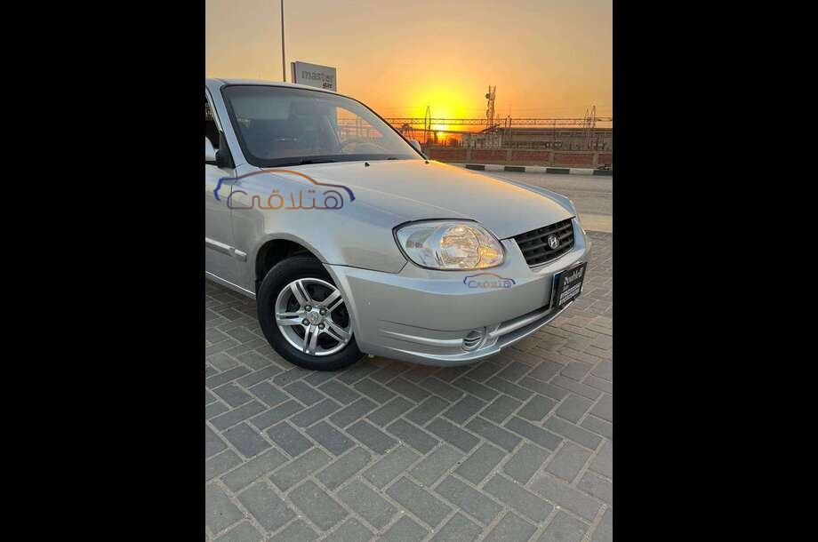 Verna Hyundai فضي