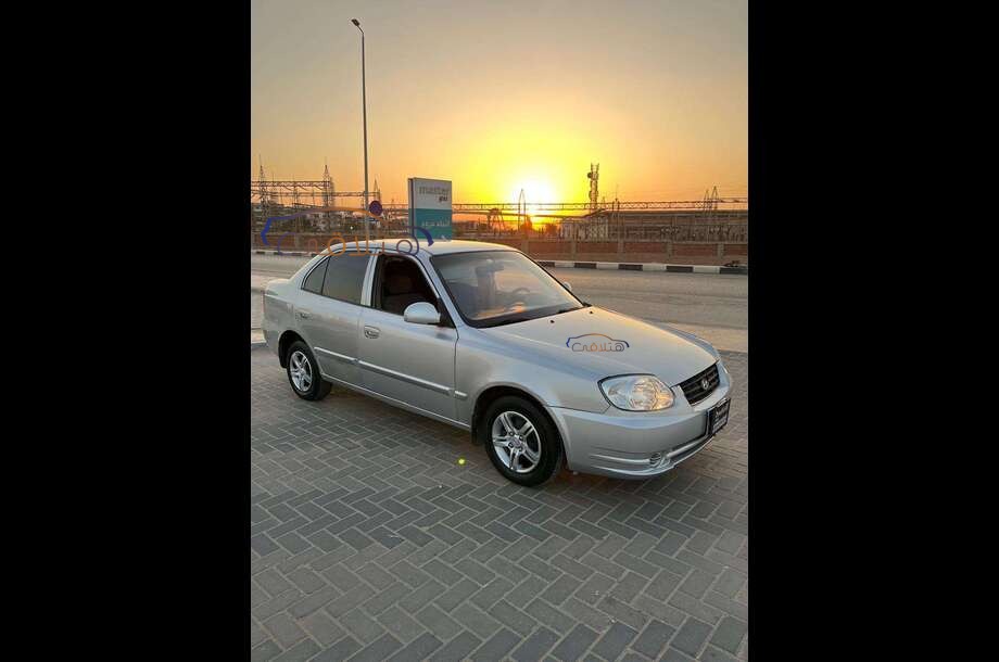 Verna Hyundai فضي