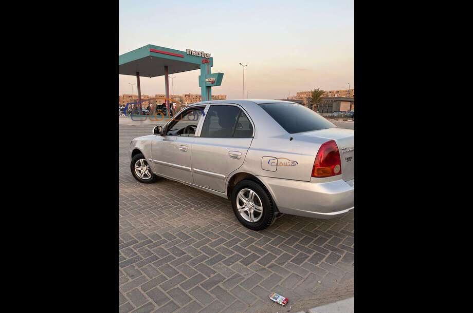 Verna Hyundai فضي