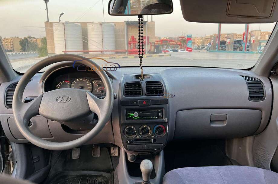 Verna Hyundai فضي