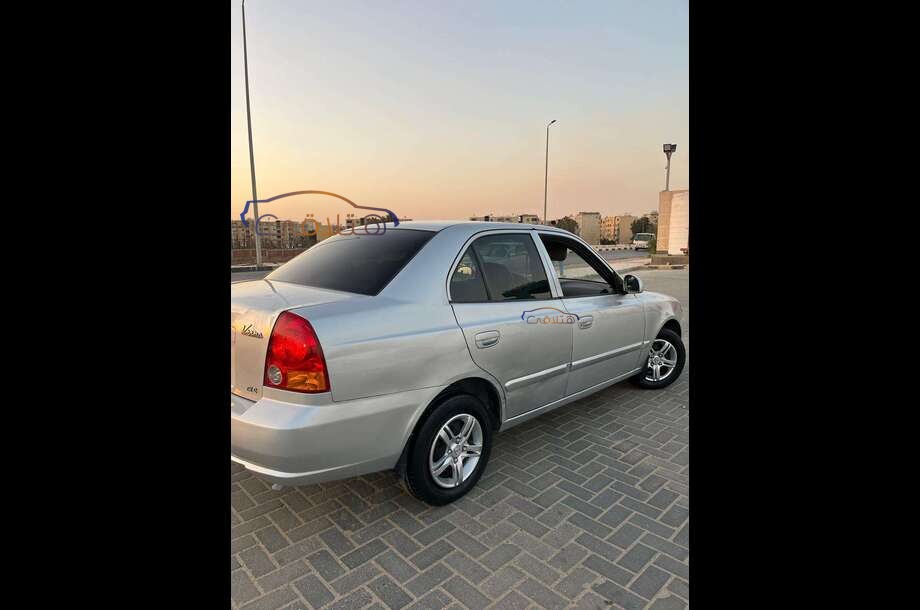 Verna Hyundai فضي