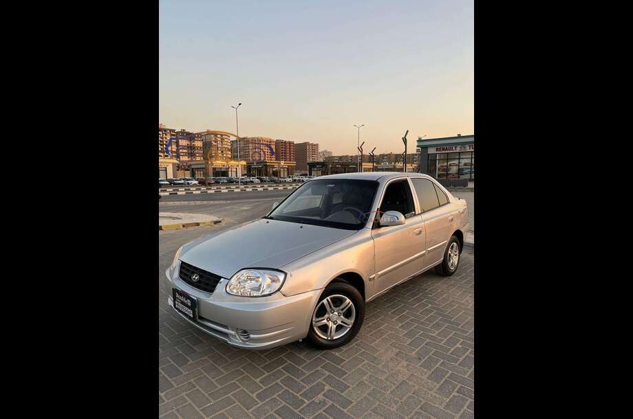 Verna Hyundai فضي