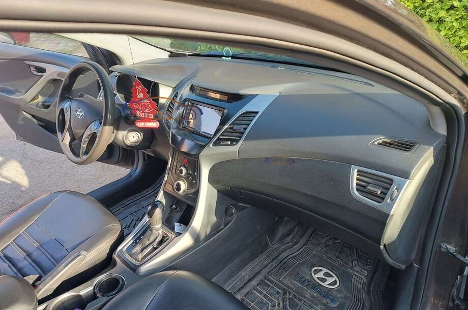Elantra MD Hyundai بني