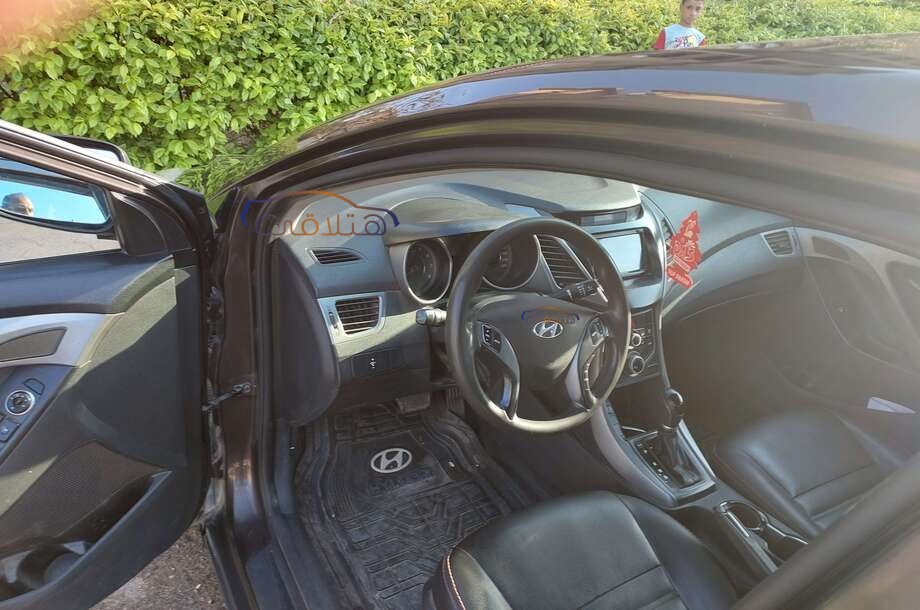 Elantra MD Hyundai بني