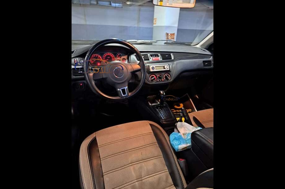 Lancer Mitsubishi احمر