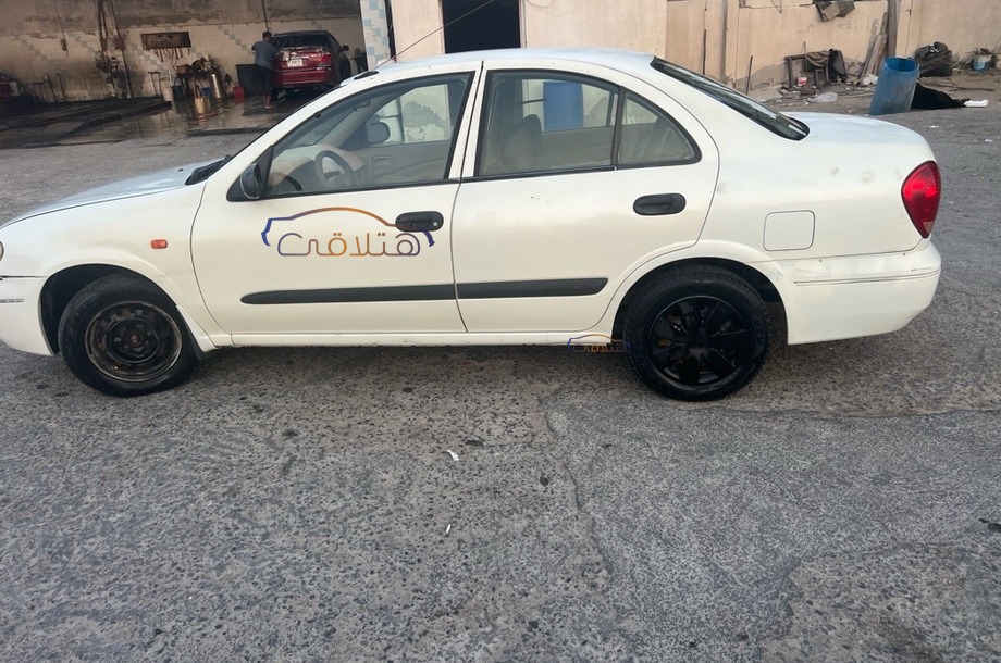 Sunny Nissan أبيض