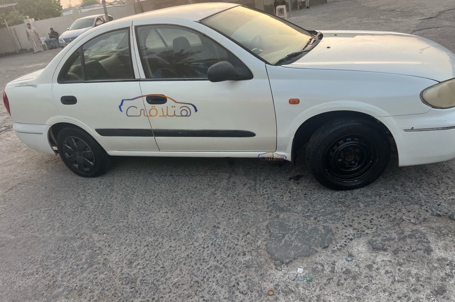 Sunny Nissan أبيض