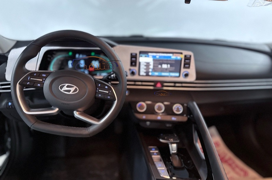 Elantra CN7 Hyundai زيتوني