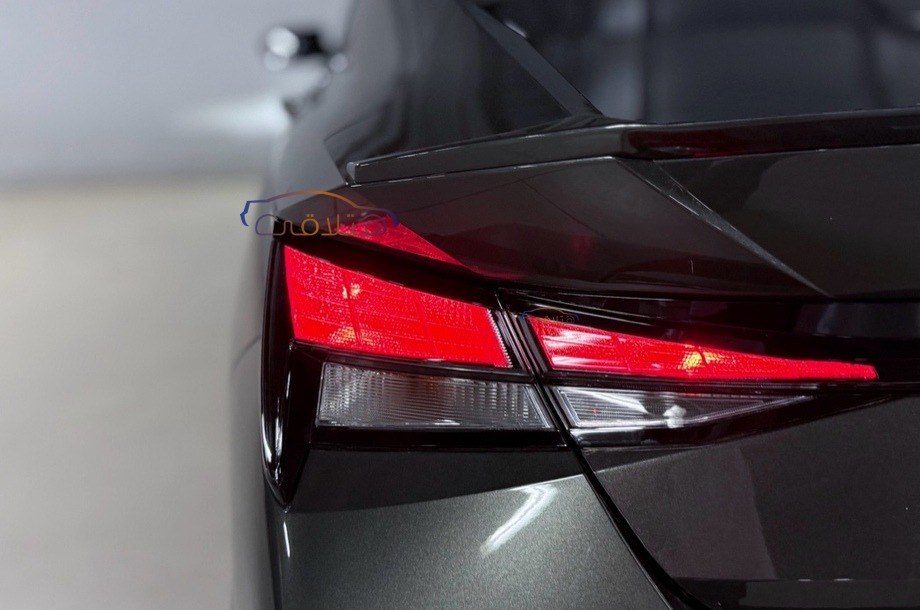 Elantra CN7 Hyundai زيتوني