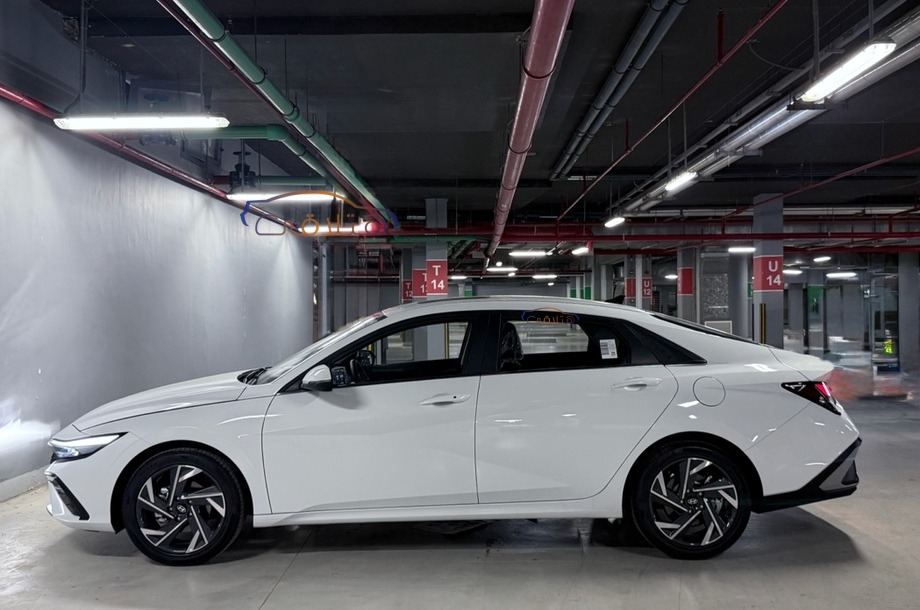 Elantra CN7 Hyundai أبيض