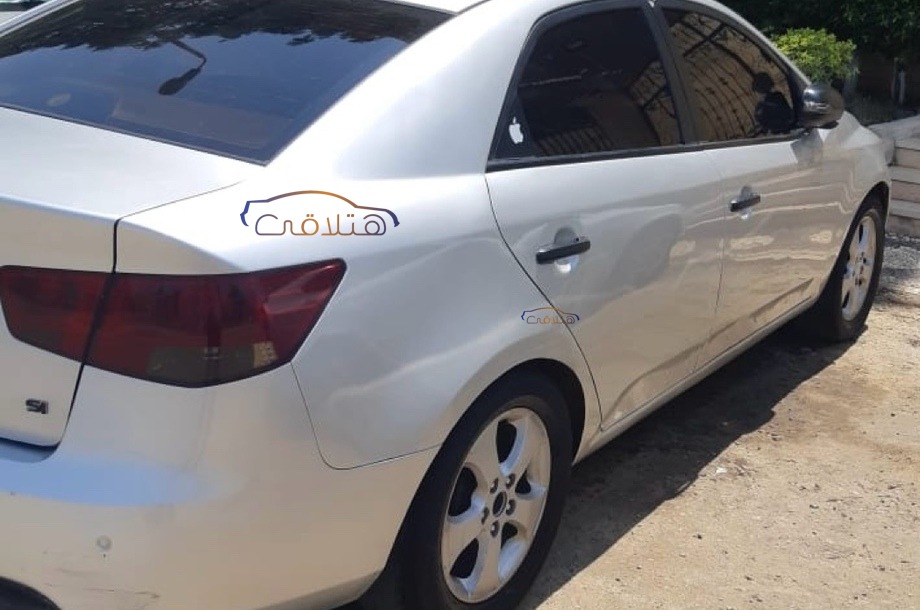 Forte Kia فضي