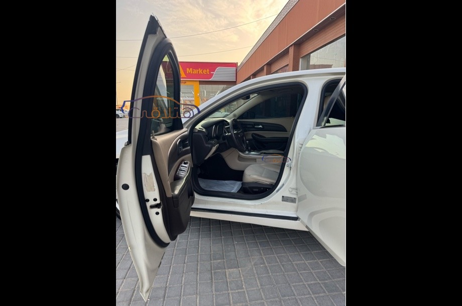 Malibu Chevrolet بيج