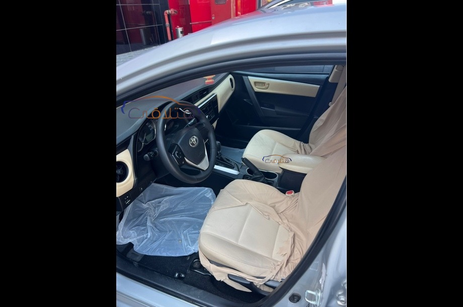 Corolla Toyota فضي