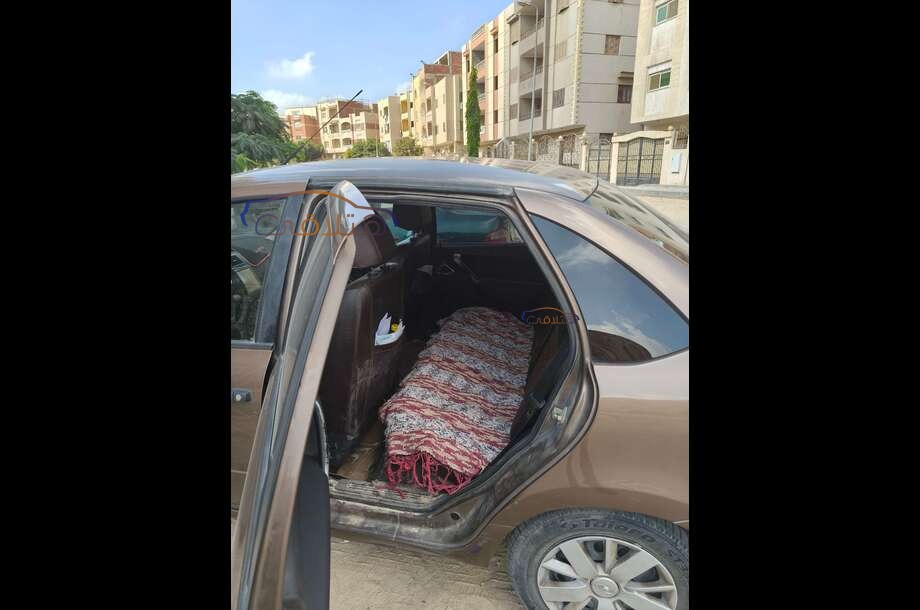 Granta Lada زيتوني