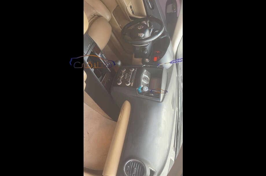 Maxima Nissan احمر غامق