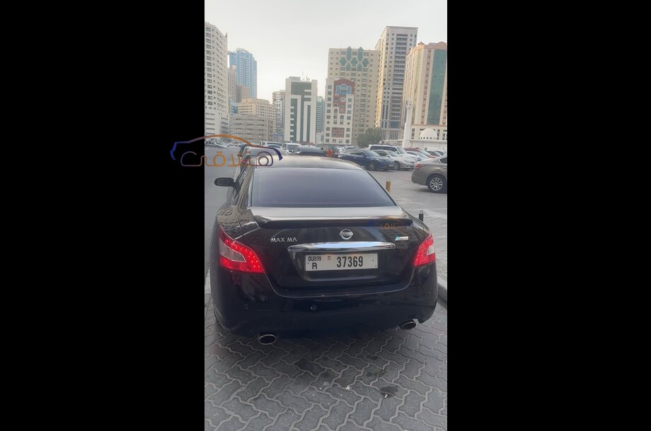 Maxima Nissan احمر غامق