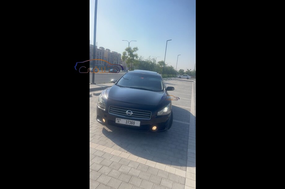 Maxima Nissan احمر غامق