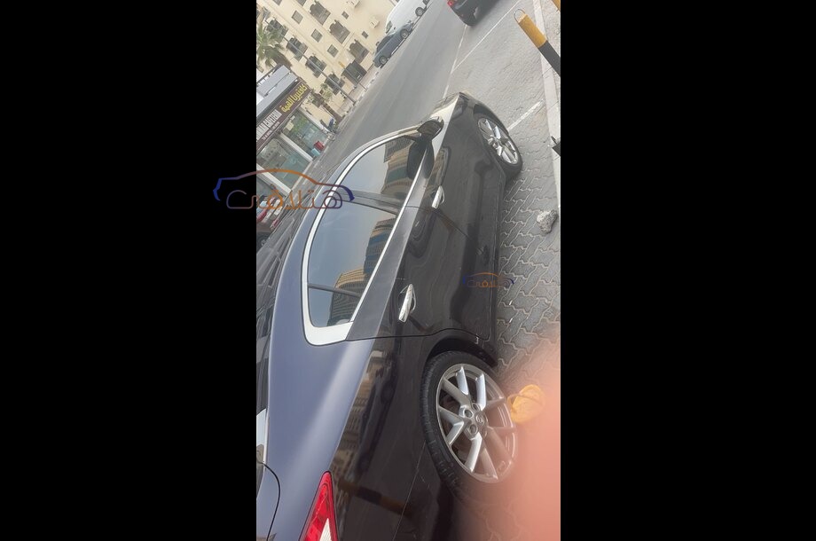 Maxima Nissan احمر غامق