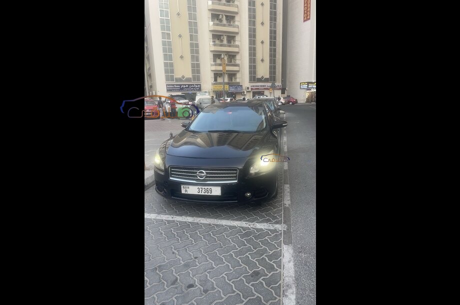 Maxima Nissan احمر غامق