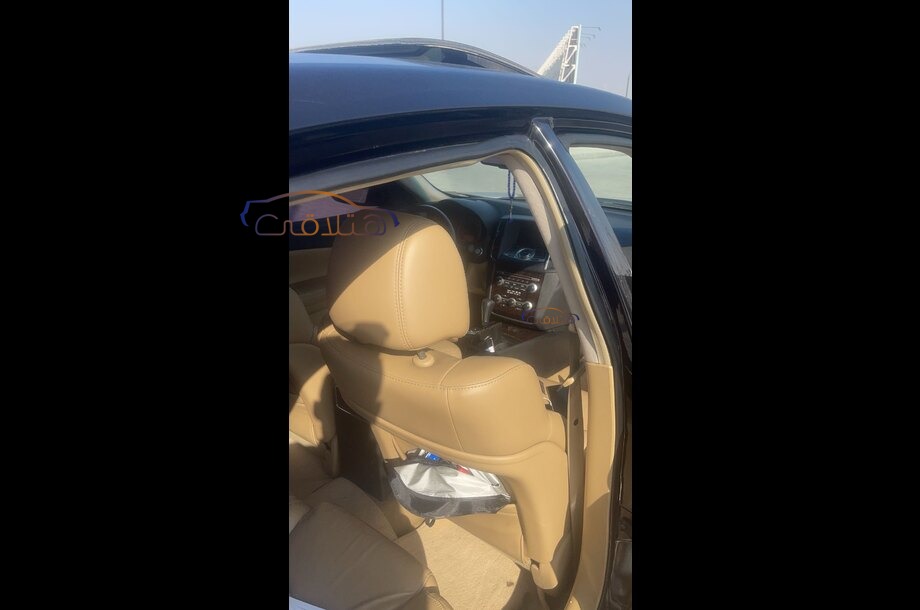 Maxima Nissan احمر غامق