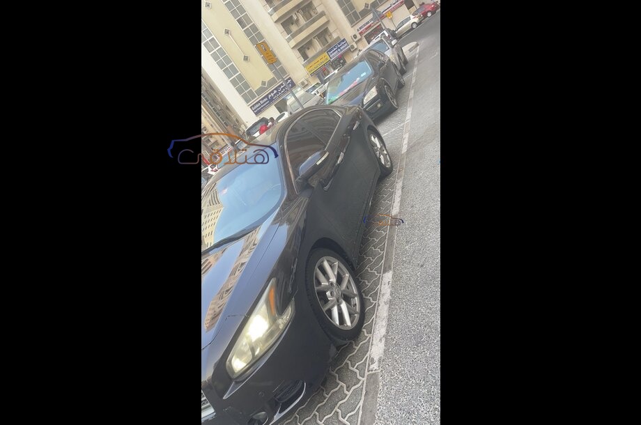 Maxima Nissan احمر غامق