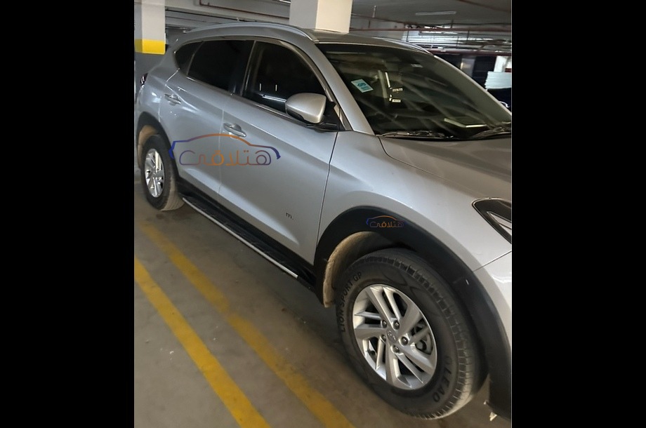 Tucson Hyundai فضي