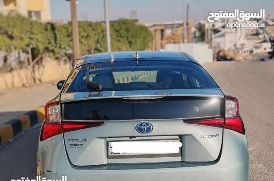 Prius Toyota أخضر