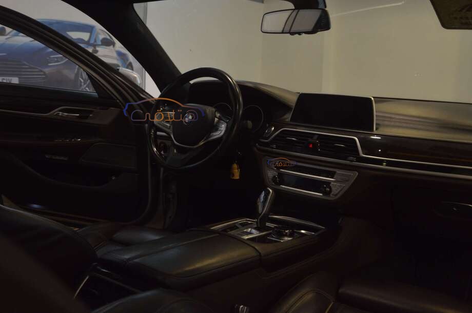 740 BMW احمر غامق