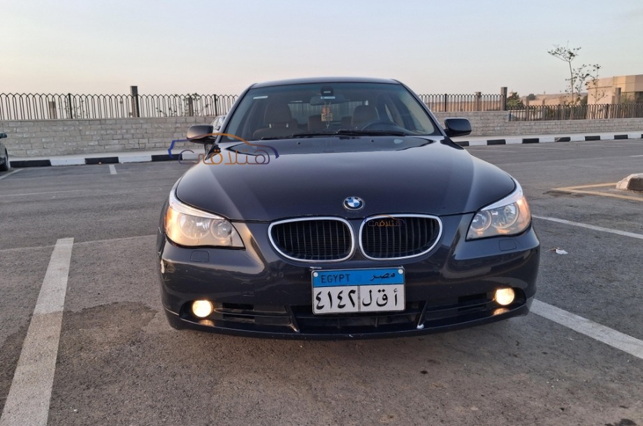 525 BMW الأزرق الداكن