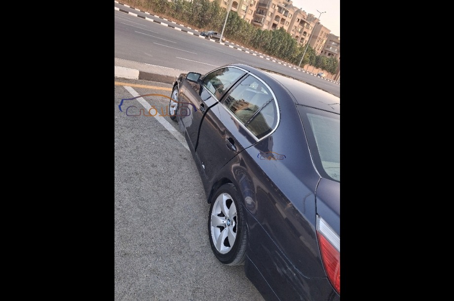 525 BMW الأزرق الداكن