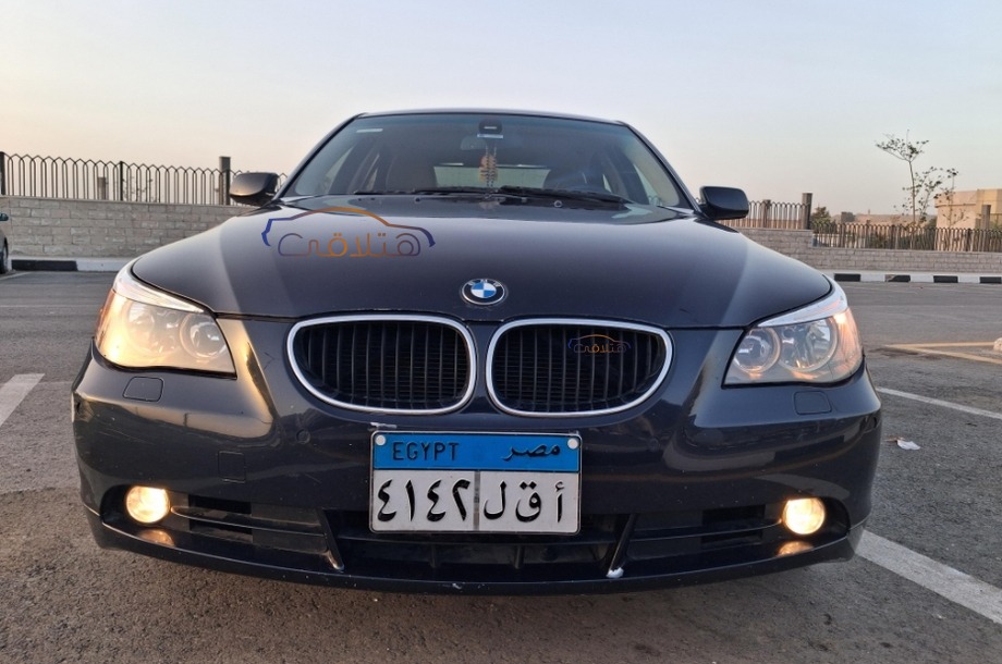 525 BMW الأزرق الداكن