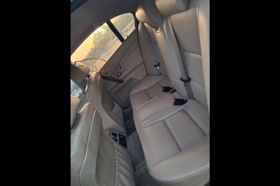 525 BMW الأزرق الداكن