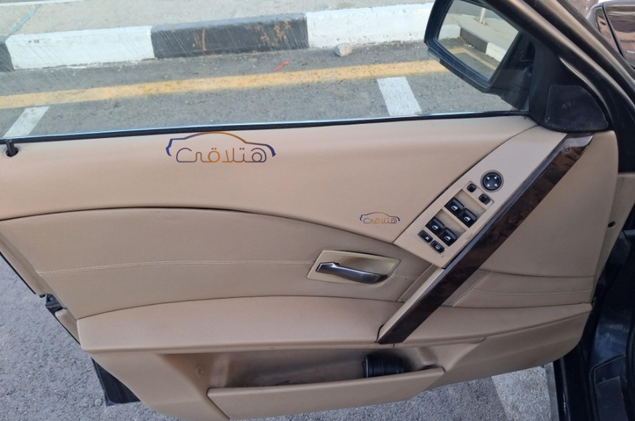 525 BMW الأزرق الداكن