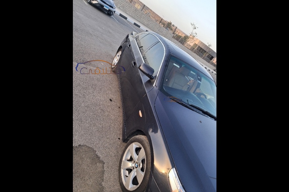 525 BMW الأزرق الداكن