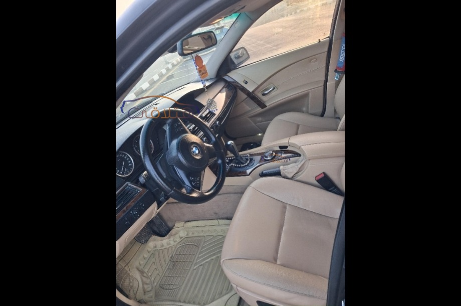 525 BMW الأزرق الداكن