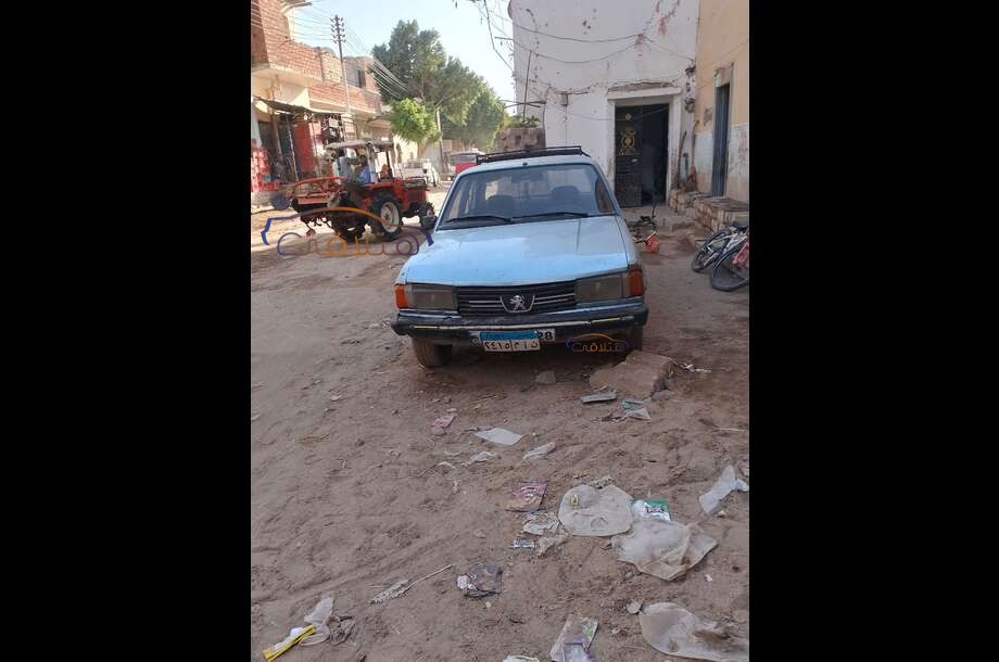 305 Peugeot أزرق