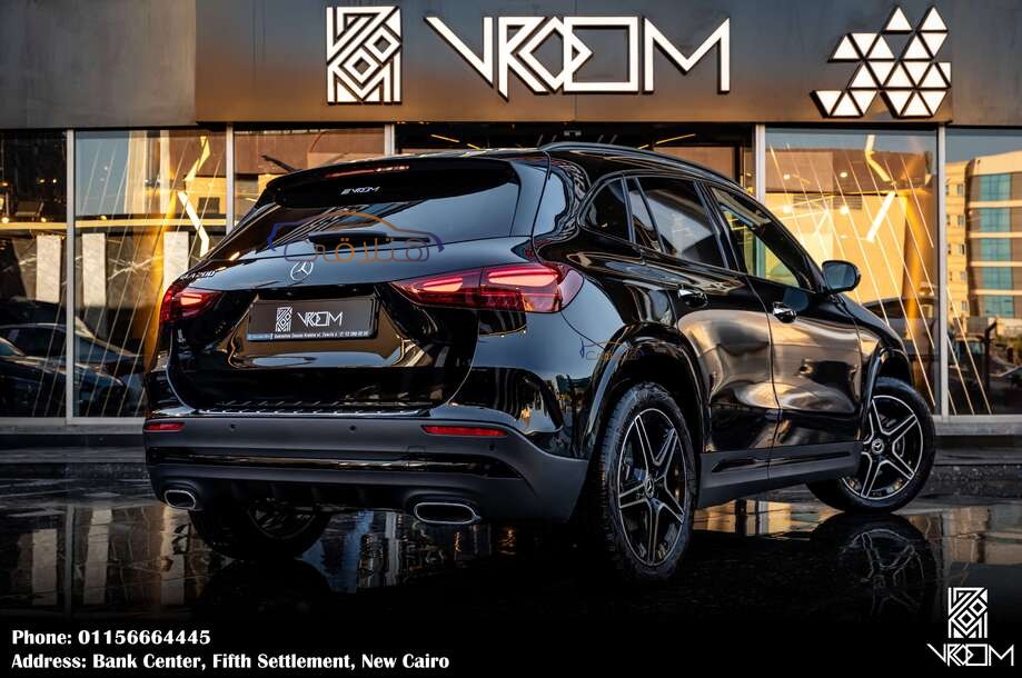 GLA Mercedes أسود