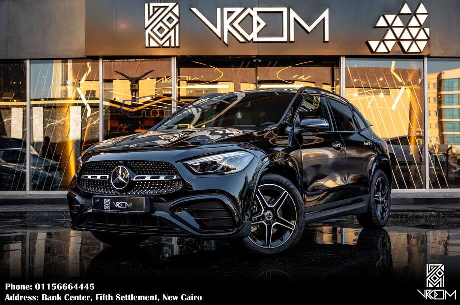 GLA Mercedes أسود