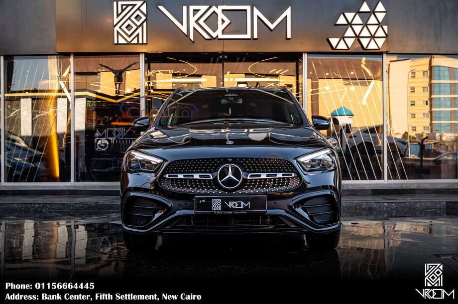 GLA Mercedes أسود