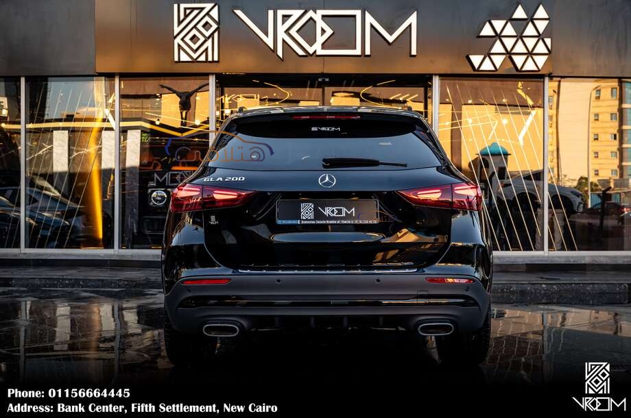 GLA Mercedes أسود