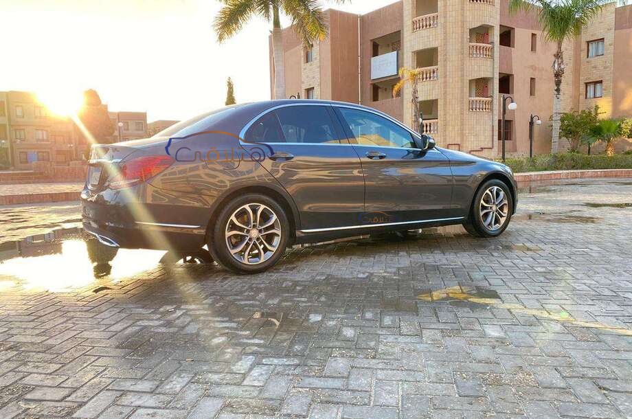 C 180 Mercedes أسود