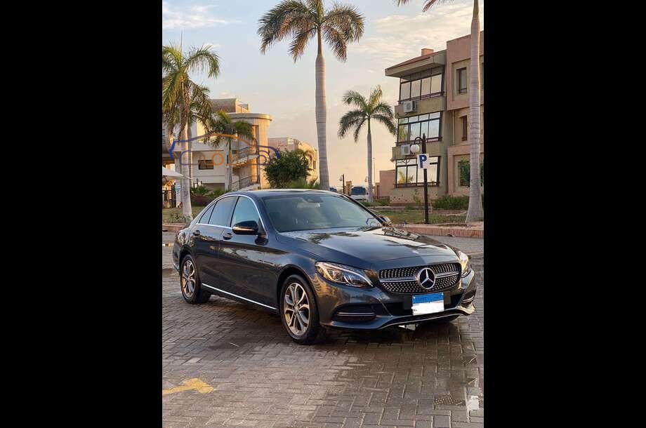 C 180 Mercedes أسود