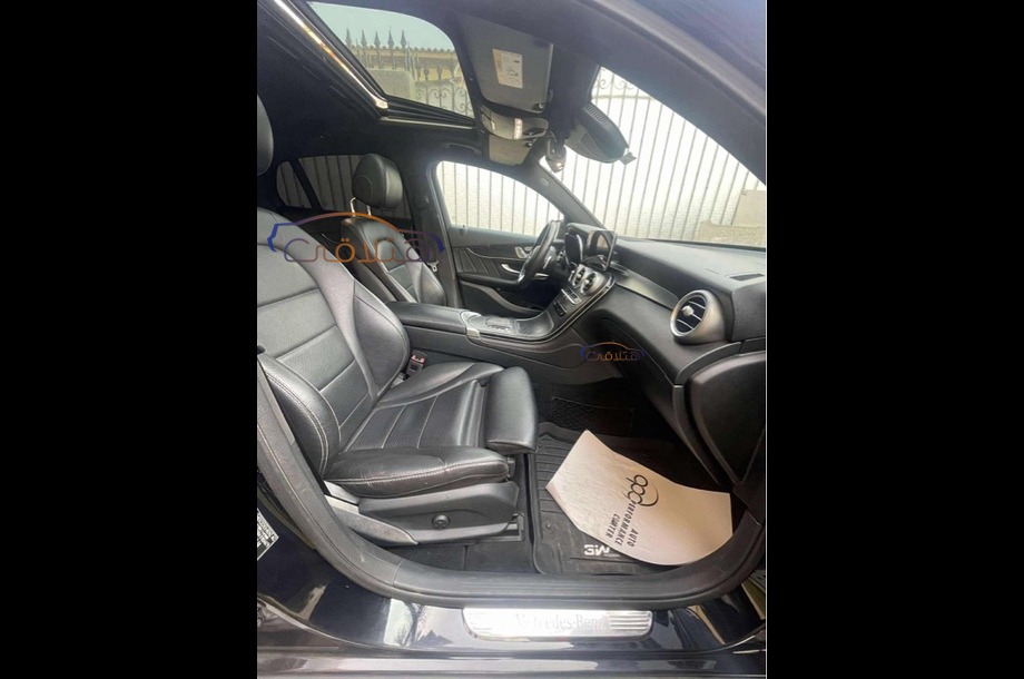 GLC 300 Mercedes أسود