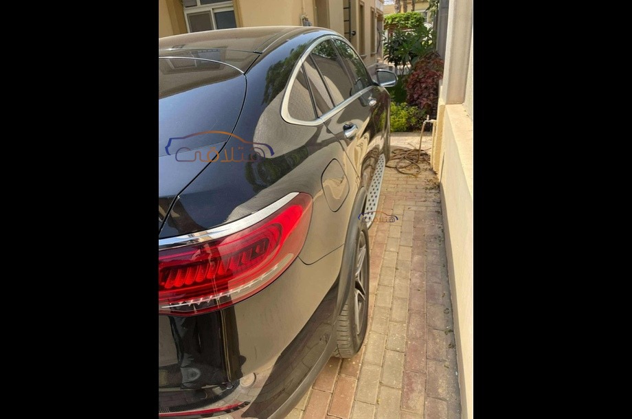 GLC 300 Mercedes أسود